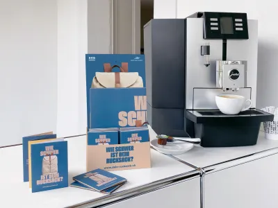 Dispenser neben Kaffeemaschinen