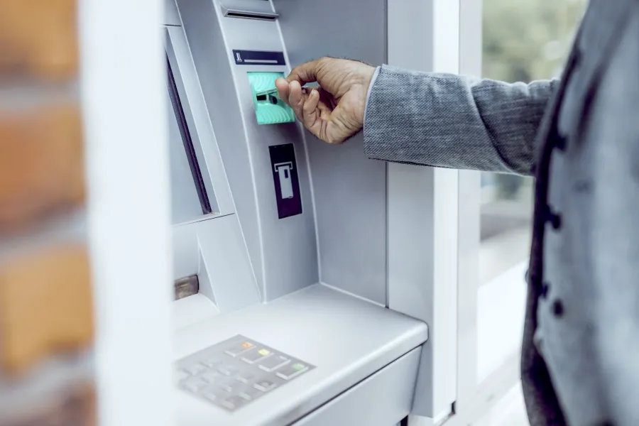 Geld abheben am Bankomat