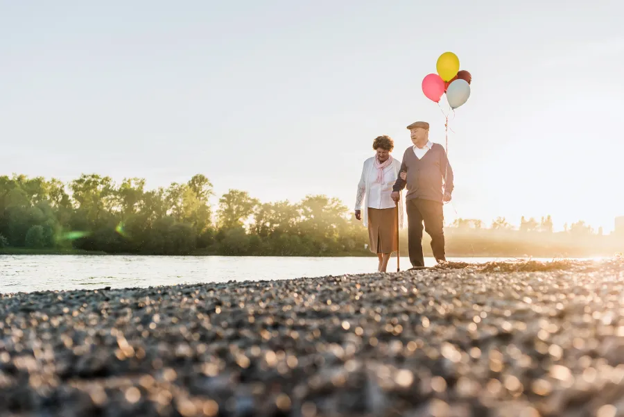 Rentnerpaar mit Ballons in der Hand