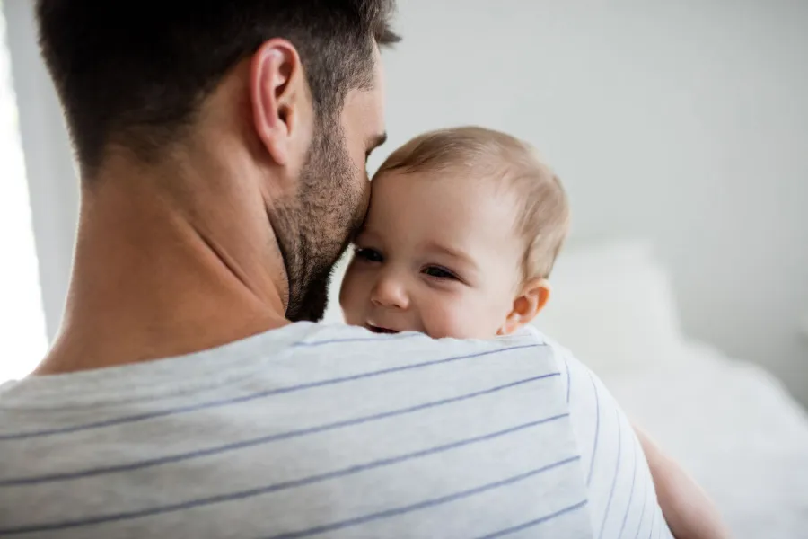Vater mit Baby
