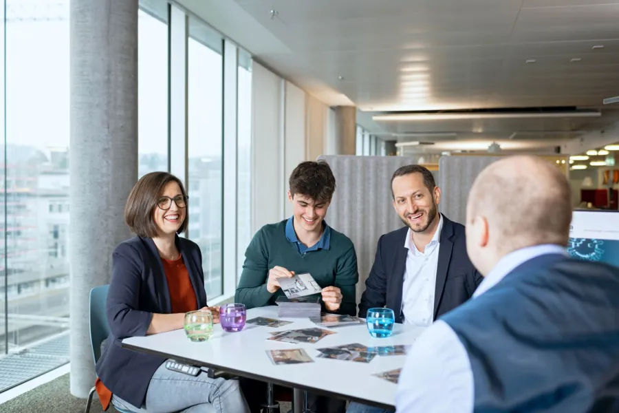 Familie im Gespräch mit IV-Berater