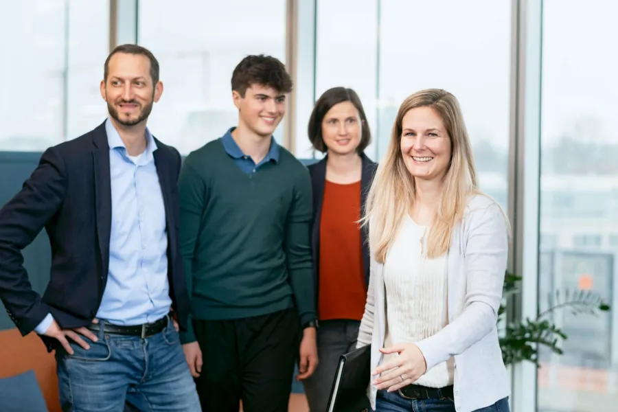 IV-Beraterin begrüsst Familie