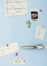 Vollgepinnter Kühlschrank