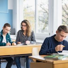 Klassenzimmer mit zwei Schülern und einer Lehrerin