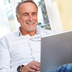 Älterer Herr schreibt an Laptop